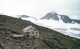 Defreggerhaus (1980) mit Blick auf Weißspitze (3300&nbsp;m), davor Zettalunitzkees