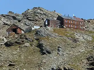 Das Defreggerhaus mit seinem Materiallift