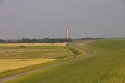 Blick vom Deich auf Campener Leuchtturm