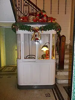 Weihnachtlich dekorierte Loge