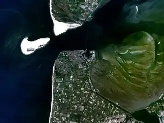 Das Marsdiep, bei Ebbe, zwischen der Insel Texel im Norden und Den Helder im Süden; die Sandbank Noorderhaaks liegt links im Bild