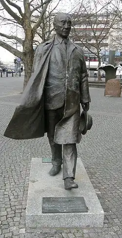 Konrad-Adenauer-Denkmal von Helga Tiemann auf dem Berliner Adenauerplatz