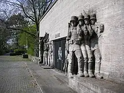 Skulpturen am Kriegerdenkmal