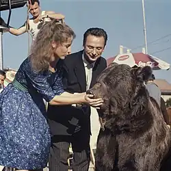 Verena Hallau, Walter Roderer und Bär im Film Der 42. Himmel von Kurt Früh, 1962