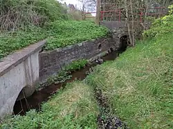 Der Lachsbach bei der Bau'er Landstraße, wo in der Nähe die Burg zu Flensbeck bei Mordbeck vermutet wird