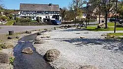 Der Steinebach im Ortskern von Steinebach an der Wied