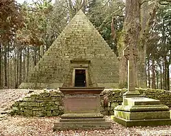 Pyramidenförmiges Mausoleum des Grafen Ernst zu Münster