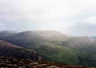 Blick vom südwestlich liegenden, 1037 Meter hohen Càrn a’ Mhàim zum Derry Cairngorm