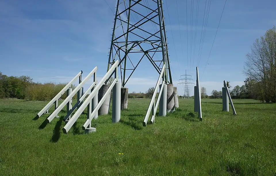 Freileitung mit Eisabweiser an der Mulde im Biosphärenreservat Mittelelbe