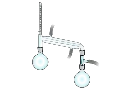 Destillierbrücke mit Thermometer im Versuchsaufbau (Vakuumdestillation)