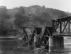 Die bei einem US-amerikanischen Luftangriff 1945 zerstörte Brücke