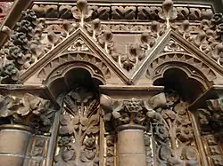 Blendnischen und Wimperge im Stil der Werkstein-Gotik, hier aus Terrakotta