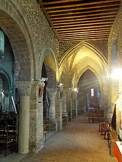 Flachgedecktes Südseitenschiff, dahinter die gewölbte Südkapelle