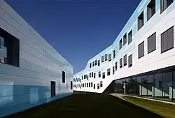 Schulgebäude und Zweifachsporthalle