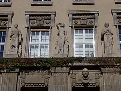 Allegorien für Technik (Zirkel), Kunst (Anatomie) und Justiz (Schwert)