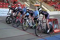 Katharina Hechler (r.) beim Start zur Mannschaftsverfolgung der weiblichen Jugend (Bahn-DM 2016)