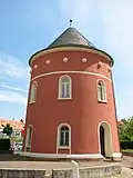 Historischer Wasserturm hinter Hauptgebäude, jetzt Fahrradgarage