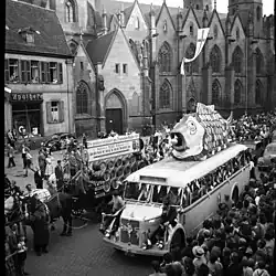 Festumzug „1.FCK Dt. Fußballmeister 1951“ mit Wappentier der Stadt Kaiserslautern