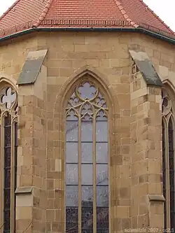 Mittleres Fenster des Chors mit original gotischem Maßwerk