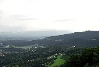 Bildmitte rechts: Dächer der Burg Deutschlandsberg, dahinter der bewaldete, ca. 100 m höhere Kraxnerkogel