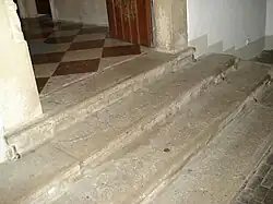 Halle rechts Eingangsstufen zur Deutschordenskirche