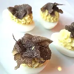 Russisches Ei mit Scheiben schwarzem Trüffel