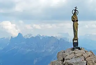 Marienstatue am Gipfel, gegen Rosengartengruppe gesehen