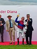 Frankie Dettori beim Selfie während der Siegerehrung