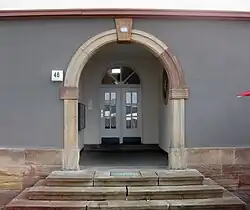 Klassizistisch anmutender Hauseingang in der Siedlung in Lohfelden, Hessen