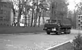 Die Hauptstraße der Garnison. KAMAZ bewegt sich an der Kaserne vorbei zum Checkpoint. 16. Mai 1991