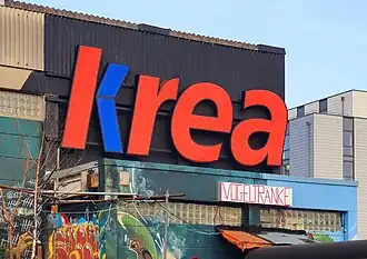 Außenansicht des Kulturzentrums KREA, mit Graffiti-Kunst besprüht, und angeschnitten das Kiosk namens „Vogeltränke“