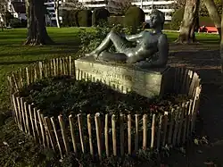 Zu Ehren von Carl Spitteler erhielt Duss 1939 den Wettbewerbs-Auftrag für die Skulptur "Die Liegende" die seit 1940 in Luzern am Carl-Spitteler-Quai aufgestellt ist.