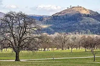 Die Limburg bei Weilheim, deren Untergrund vulkanischen Ursprungs ist, wird vom Radweg fast ganz umrundet.