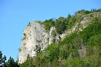 Der besonders artenge­schützte Felsen des Lochensteins von Südwesten aus gesehen