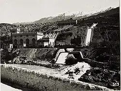 Das Wasserkraftwerk Fies im Ersten Weltkrieg mit den noch nicht aufgeforsteten Marocche dahinter