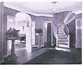 Halle im Parterre mit interner Wohnungstreppe nach dem Hochparterre