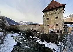 Blick über die Etsch auf die Stadtbefestigung.