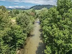 Die Wigger in Altishofen (Ansicht flussabwärts von der Kantonsstrassenbrücke)