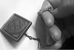 Messing-Dienstsiegel (gespiegelt) des Vollstreckungsbeamten der Gemeinde Falkenau in Sachsen um 1910