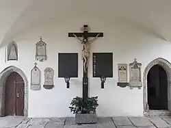 Durchgang mit Eingängen zur Friedhofskapelle