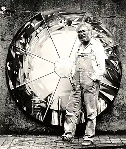 Foto eines Künstlers (Ganzkörper)