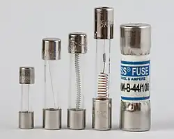 Größenvergleich (v.&nbsp;l.&nbsp;n.&nbsp;r.) 5×20&nbsp;mm; 6×30&nbsp;mm; 6,3×32&nbsp;mm (¼ × 1¼&nbsp;Zoll); 6,3×40&nbsp;mm; 10×34,9&nbsp;mm