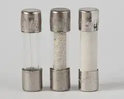 Feinsicherung mit Glasgehäuse ohne und mit Sandfüllung und mit Keramikgehäuse (ebenfalls mit nicht sichtbarer Sandfüllung)