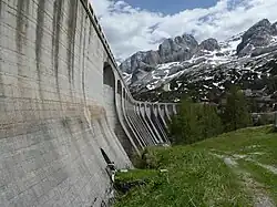 Pfeilerstaumauer mit Blick auf Sasso Undici (links) und Sasso Dodici (rechts) der Marmolata