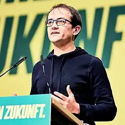 Bild von Robin Korte am Rednerinnenpult bei der Landesdelegiertenkonferenz im Dezember 2021, bei der Bündnis 90/Die Grünen die Landesliste zur Landtagswahl 2022 aufgestellt hat.