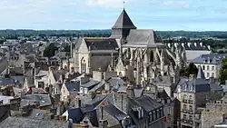 Blick auf Dinan mit Kirche Saint-Malo