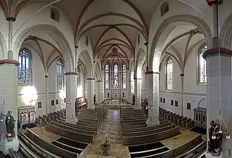 Innenraum-Panorama und Kreuzigungsgruppe