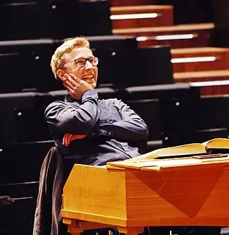 Patrick Hahn dirigiert vom Hammerklavier aus