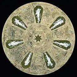 Grün glasierte Platte mit 7 eingelassenen Figuren