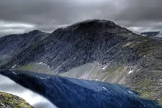 Djupvassegga mit Djupvatnet im Vordergrund, links im Hintergrund der Oppljosegga (Ansicht vom Hang des Dalsnibba aus)